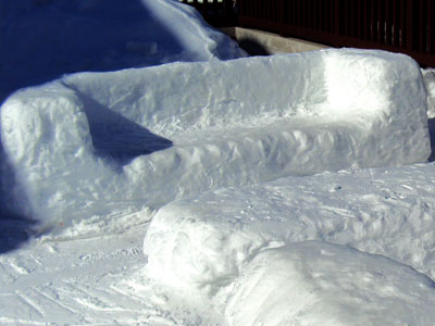 <Picture of a couch made of snow at the l'Etale telemix in La Clusaz>