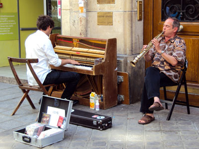 <A busker with a piano in  Paris, France >