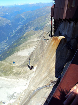 <The cable car to l'Aguille du Midi on the Mont Blanc mountain range in Chamonix, France.>