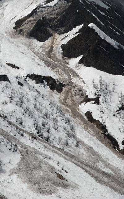 &lt;Close-up of an avalanche in progress in La Clusaz, France&gt;