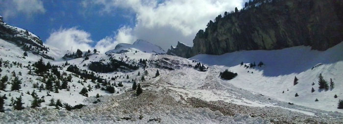 <Photo of an avalanche at the bottom of La Balme, La Clusaz, in April 2013>